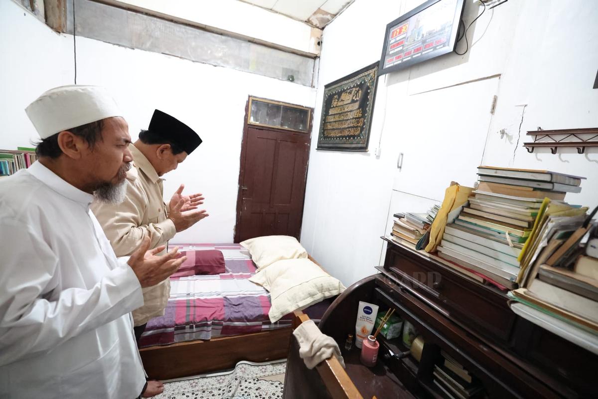 Salat dan Doa di Kamar Mbah Moen, Prabowo Teteskan Air Mata Mengenang Almarhum