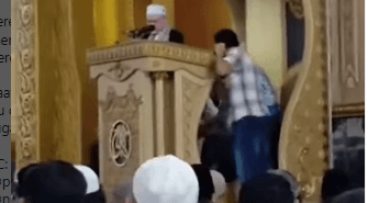 Geger! Wanita Ngamuk dan Teriak-teriak di Dalam Masjid Pontianak, Rebut Mic Khotib Salat Jumat