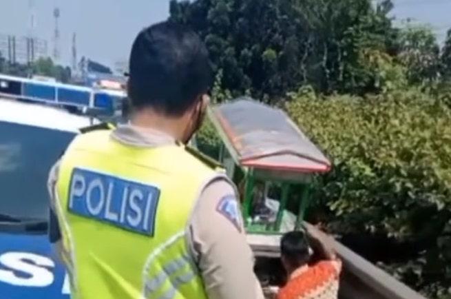 Niatnya Jualan di Kompleks, Eh Tukang Bakso Ini malah Nyasar ke Jalan Tol