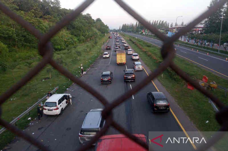 Banyak Kendaraan Berhenti di Bahu Jalan, Lalin Arus Balik Tol Palikanci Ramai Lancar