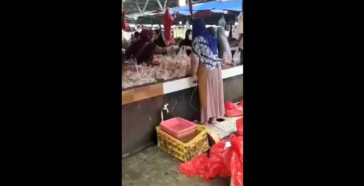 Viral Aksi Pedagang Curang Terekam Kamera, Semua Daging Ayam Dipompa supaya Montok