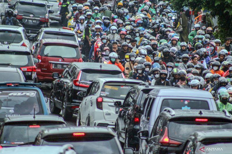 Mobil Mogok saat Macet di Puncak? Kamu Bisa Hubungi Call Center Polres Bogor Ini Loh