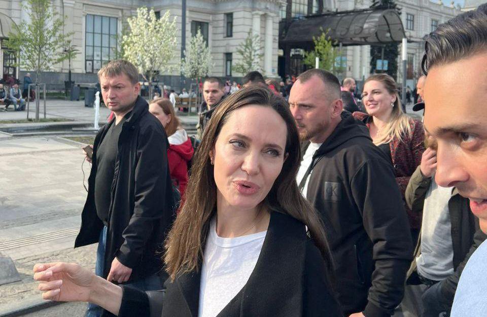 Angelina Jolie Kunjungi Pengungsi Ukraina di Lviv, Diganggu Sirene Serangan Udara