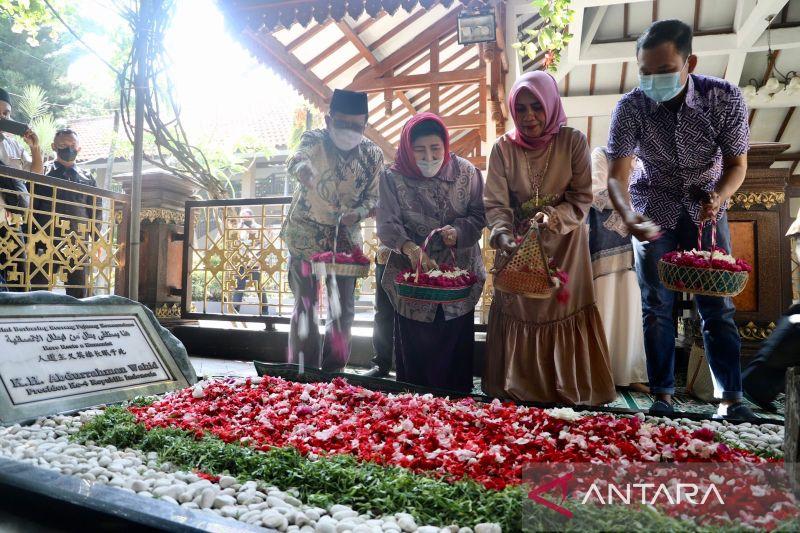 Mahfud MD Ziarah ke Makam Gus Dur: Beliau adalah Seorang Guru Agama dan Mentor Politik