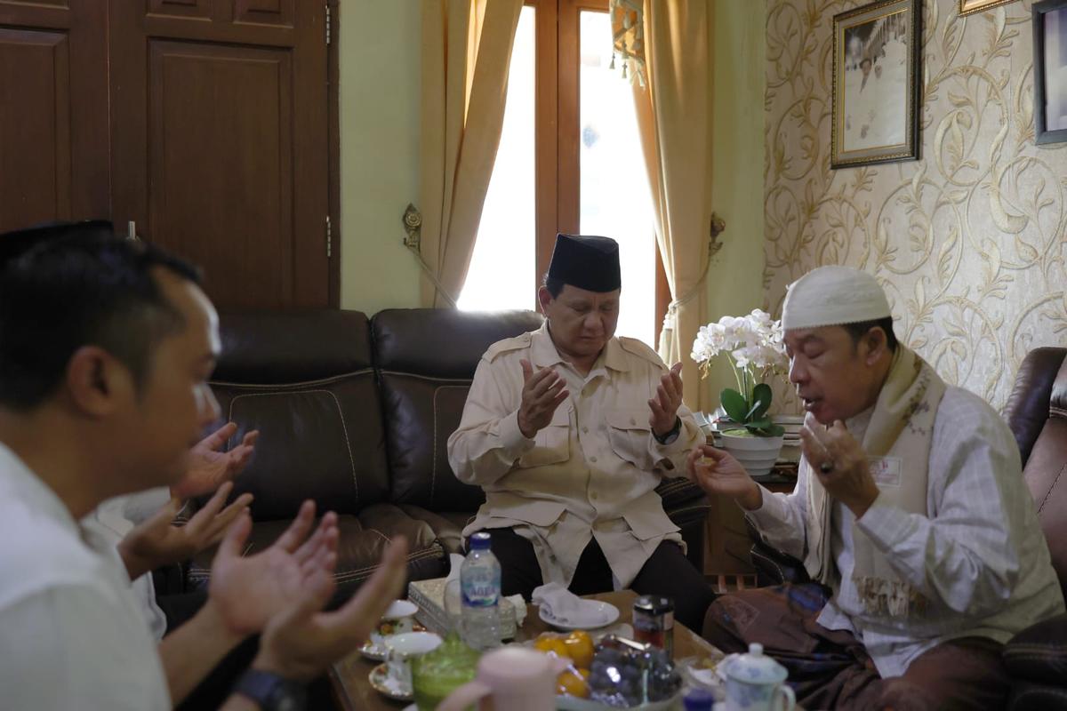 Prabowo Silaturahmi ke Ponpes Buntet Cirebon KH Adib Rofiuddin Izza Sahabat Lama