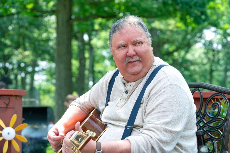 Aktor Sitkom ‘Friends’ Mike Hagerty Meninggal Dunia di Usia 67 Tahun