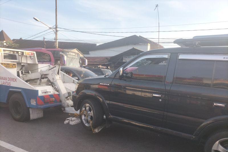 Sopir Diduga Ngantuk, Mobil Adu Banteng di Jalur Puncak Bogor