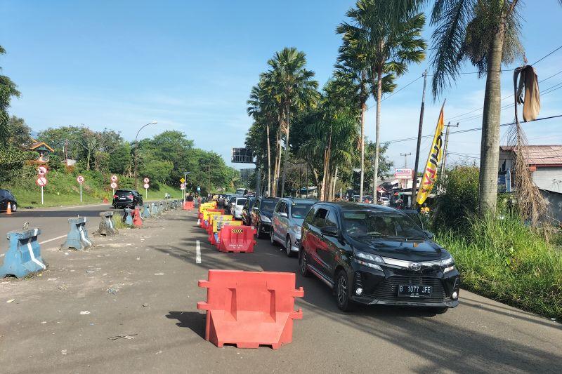 Wisatawan Mohon Sabar Ya, Polisi Tutup Jalur Arah Puncak Bogor hingga Pukul 12 Siang