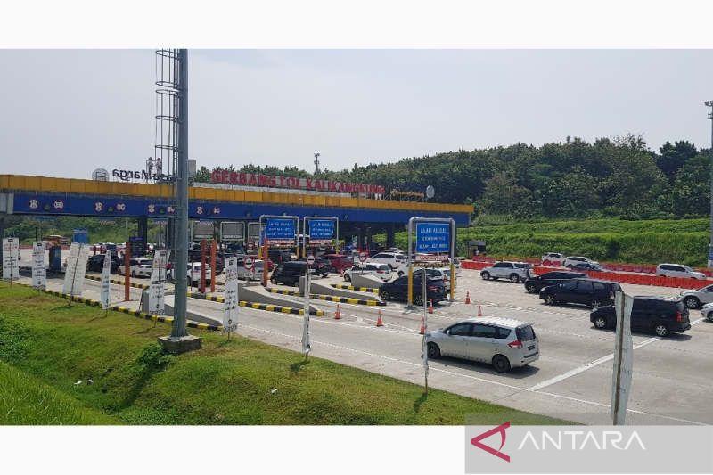 Arus Kendaraan Kalikangkung-Jakarta Terpantau Masih Relatif Padat pada Senin Siang