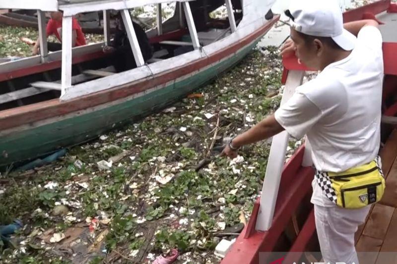 Sungguh Luar Biasa! Sampah Bekas Wisatawan Penuhi Danau Cirata hingga Airnya Keruh
