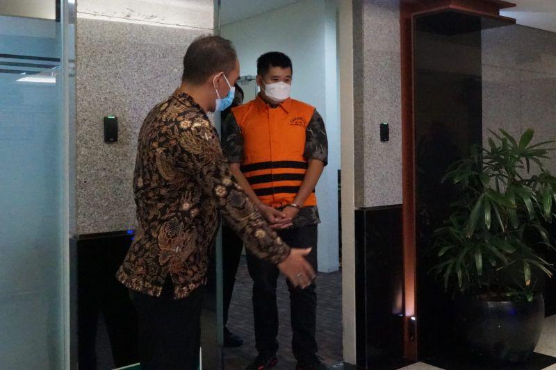 KPK Serahkan Berkas dan Barang Bukti Tersangka Penyuap Mantan Bupati Tulungagung