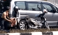 Viral Aksi Terpuji Ayah-Anak, Rela Baju dan Kerudungnya Jadi Kain Kafan Kucing yang Mati Tertabrak Mobil