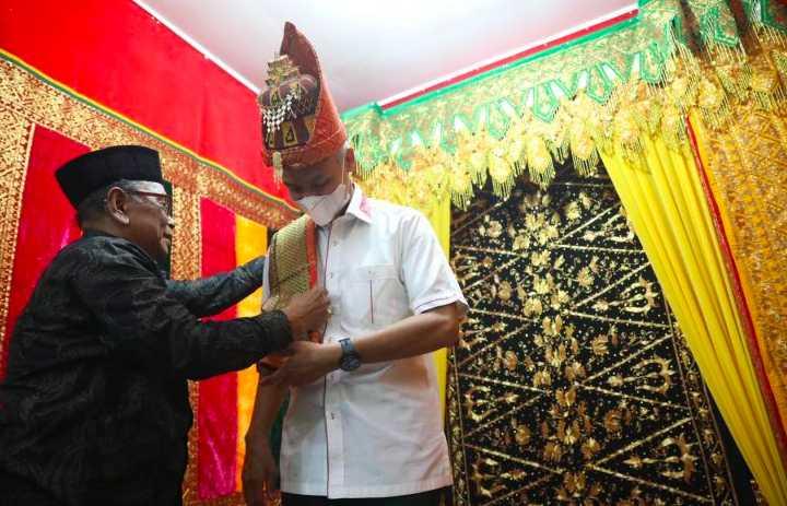 Ganjar Pranowo Diberitakan Dapat Gelar Teuku, Artis Lawas Nova Eliza Protes Keras