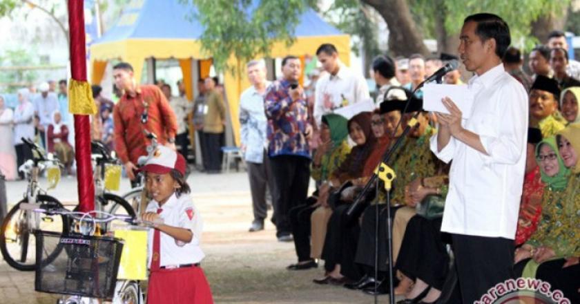 Presiden Jokowi Hentikan Kebiasaan Bagi-bagi Sepeda untuk Masyarakat, Kenapa?