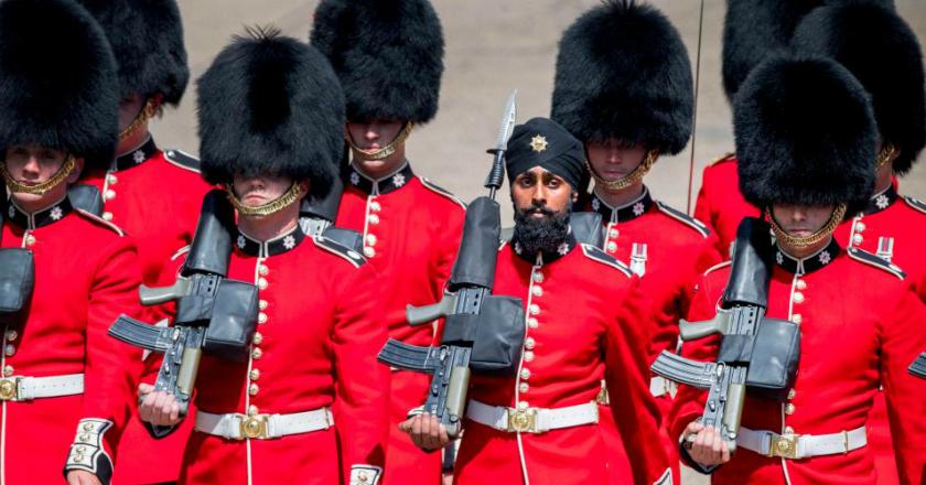 Queens Guard Pertama yang Mengenakan Turban Ini Terancam Dipecat