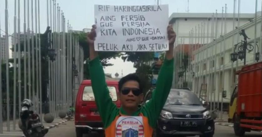 Serukan Perdamaian, 'The Jakmania' Dipeluk Warga Bandung