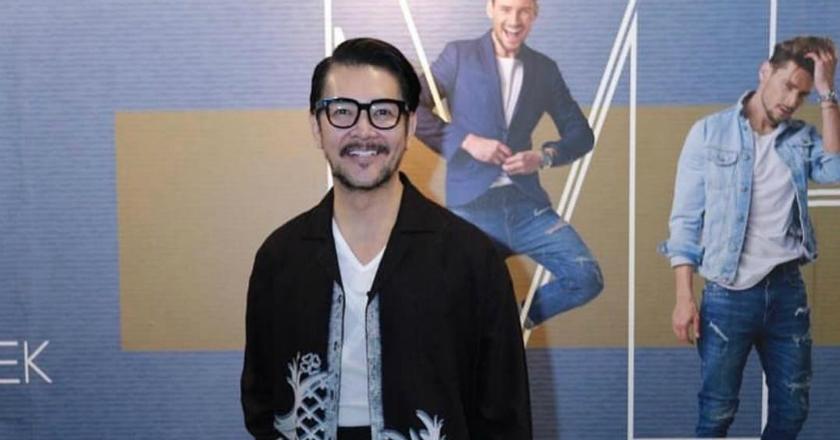 Ferry Salim Nyaman dengan Busana Batik Kasual