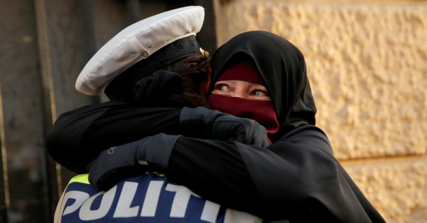 Gara-gara Foto Ini, Polisi Wanita yang Memeluk Wanita Berniqab Terancam Hukuman
