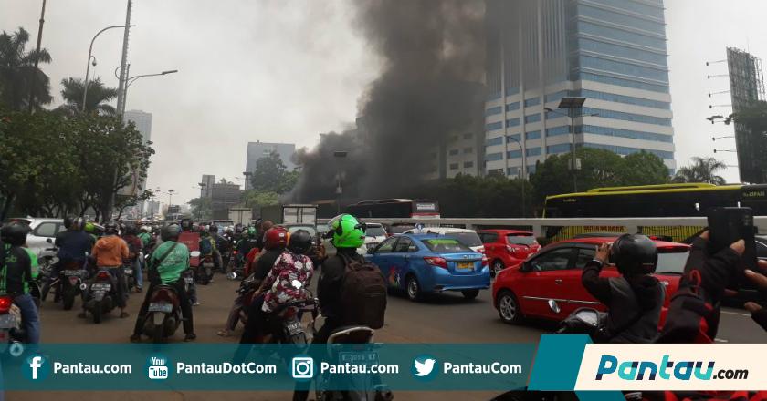 Kebakaran Hebat Hanguskan Gerbang Tol Pejompongan