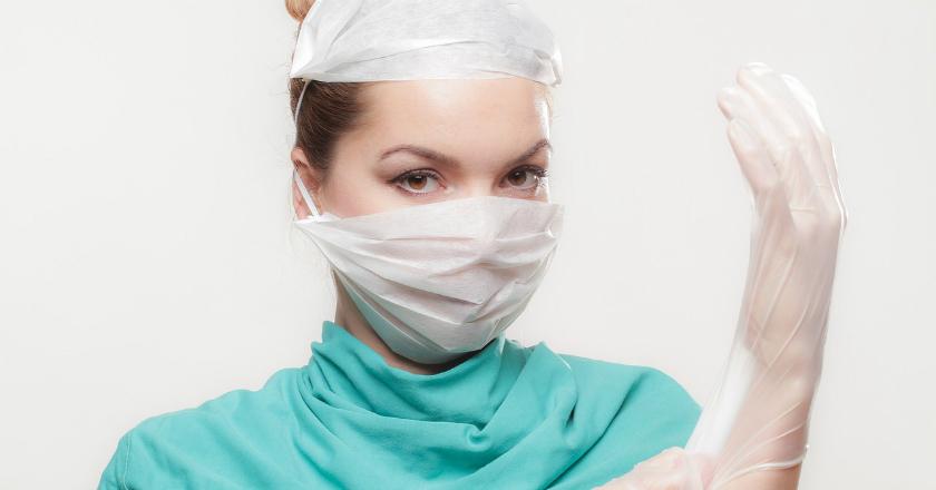 Wanita Ini Terkontaminasi Virus Cacar Monyet karena Sarung Tangan Kekecilan