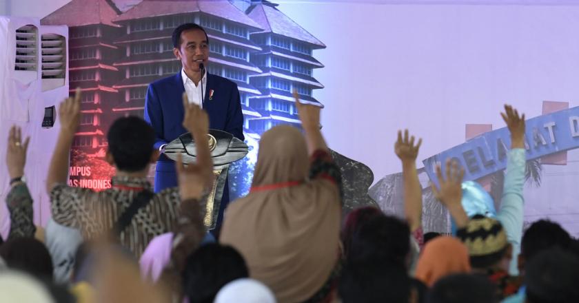 Diperbolehkan KPU, Jokowi Kembali Bagi-bagi Sepeda