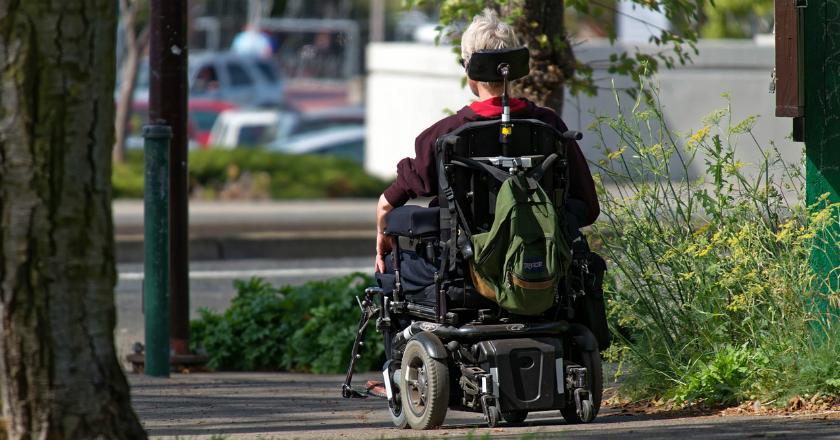Tega! Pria Paruh Baya Penyandang Disabilitas Tabrak Nenek Berusia 90 Tahun hingga Tersungkur