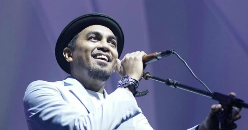 Gelar Konser 'Tanda Mata' Ketiga, Glenn Fredly Kenakan Pita Hitam