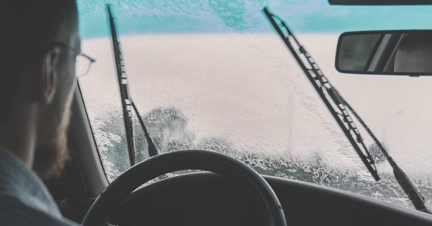 Wiper Mobilmu 'Mencicit'? Tak Perlu ke Bengkel, Begini Cara Mengatasinya!