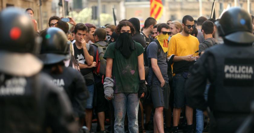 Pengunjuk Rasa dan Polisi Bentrok saat Hari Kemerdekaan Catalan