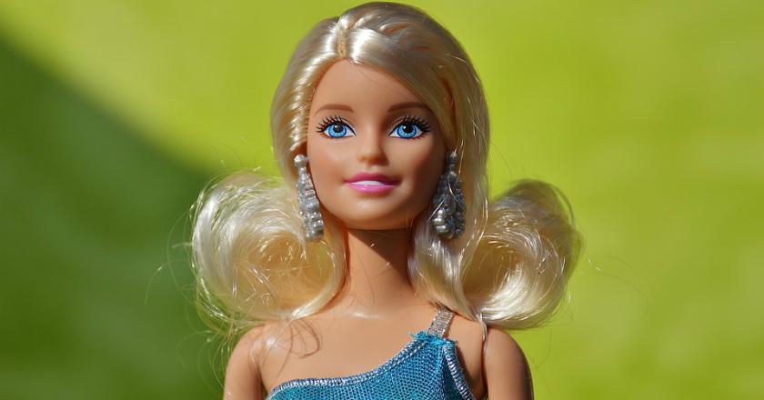 Keren Nih! Boneka Barbie Ikut Rayakan Hari Batik Nasional