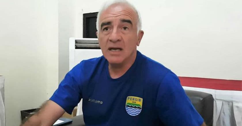 Pelatih Persib Minta Seluruh Suporter Hentikan Nyanyian Rasis