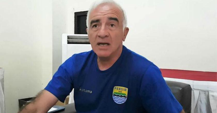 Pelatih Persib Minta Seluruh Suporter Hentikan Nyanyian Rasis