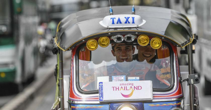 Kuy Intip, Bahagianya Marquez Mencoba Alat Transportasi Tradisional Thailand