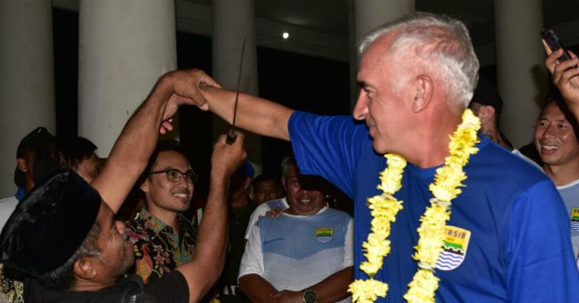 Cerita Seram Pelatih Persib Saat Jadi 'Korban' Atraksi Debus