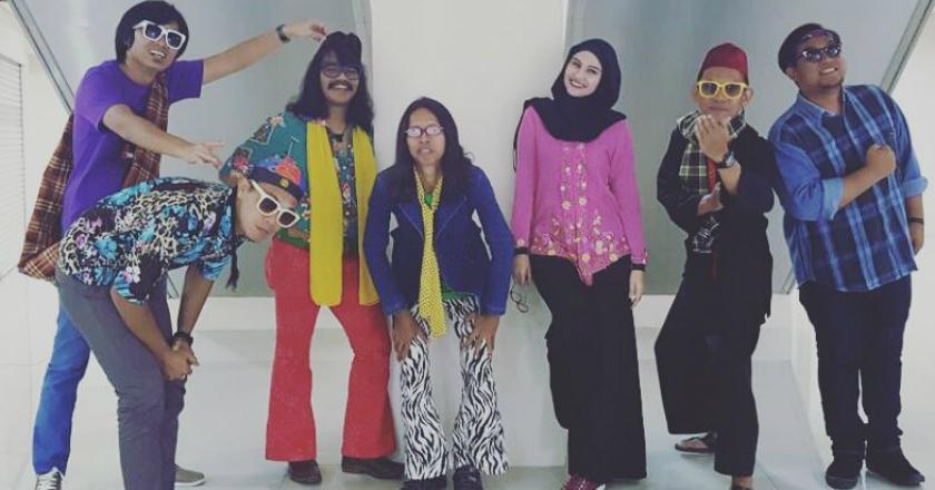 Nyeleneh, Jiung Band Malah Mandi di Atas Panggung Synchronize Fest 2018