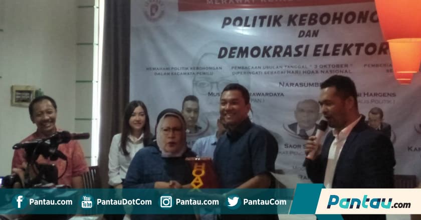 LPI Anugerahi Ratna Sarumpaet sebagai 'Ibu Hoax Indonesia'