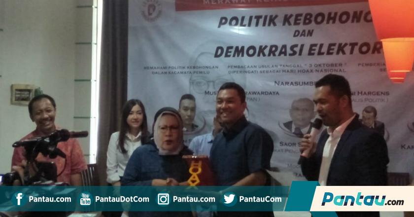 LPI Anugerahi Ratna Sarumpaet sebagai 'Ibu Hoax Indonesia'