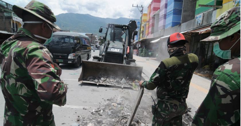 Evakuasi Korban Gempa, TNI Temukan Uang Rp 1 miliar