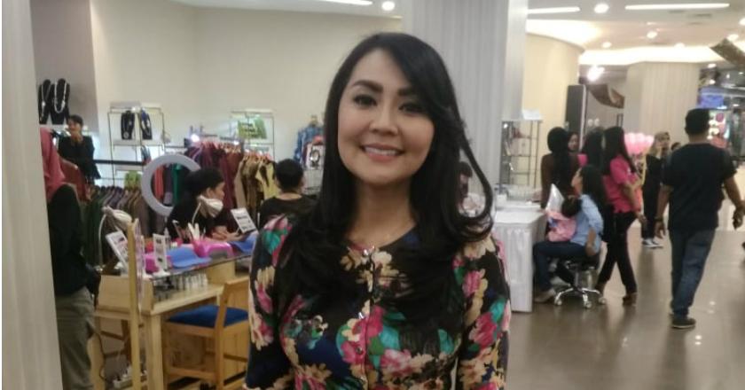 'Nail Extention' Cara Tessa Kaunang Atasi Kuku Rapuhnya