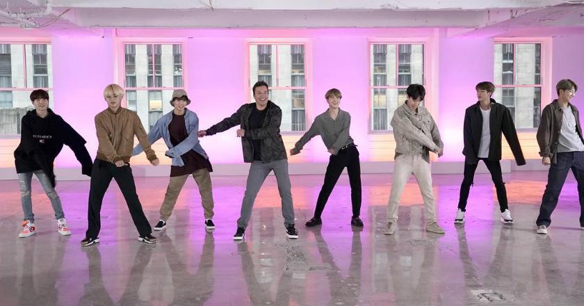 Kocak! Begini Gaya 'Unyu' Jimmy Fallon Dukung BTS