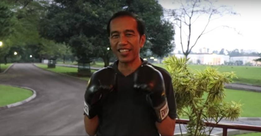 Presiden Jokowi Pukuli Ajudan di Vlog Terbarunya