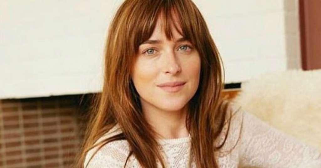 Dakota Johson Bantah Tengah Hamil Bayi Laki-laki dari Chris Martin
