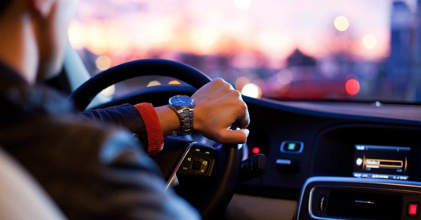 Studi: Aktifitas Non-Mengemudi Ini Ganggu 45 Persen Waktu Pengemudi