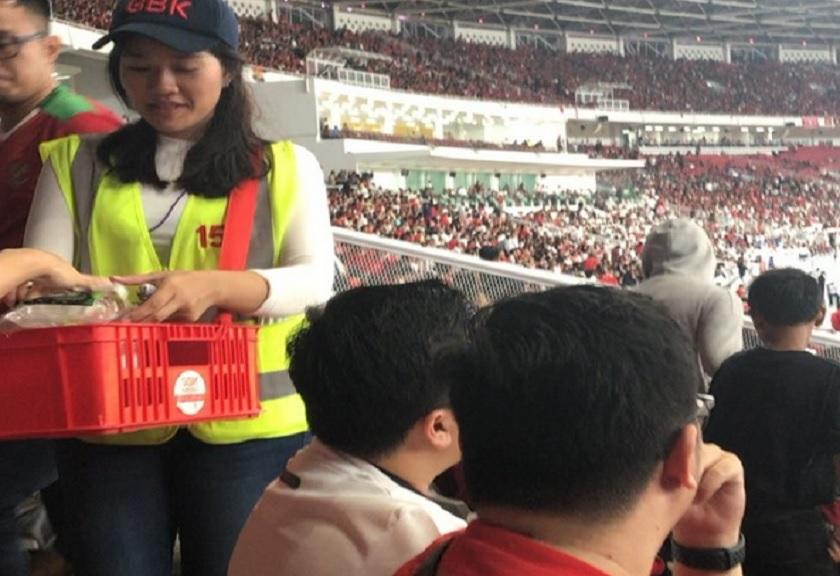 Kenalan Yuk, Perempuan Cantik Penjual Air Mineral yang Viral di SUGBK