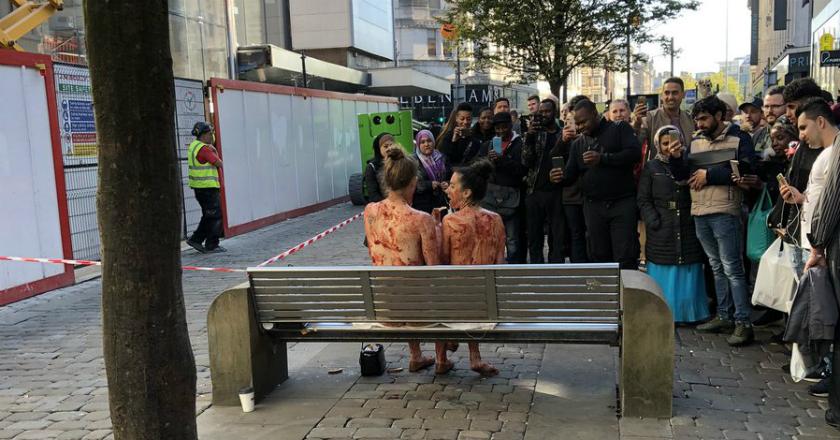 Saling Oles Selai Stroberi, Dua Wanita Tanpa Busana Bikin Geger Kota Manchester