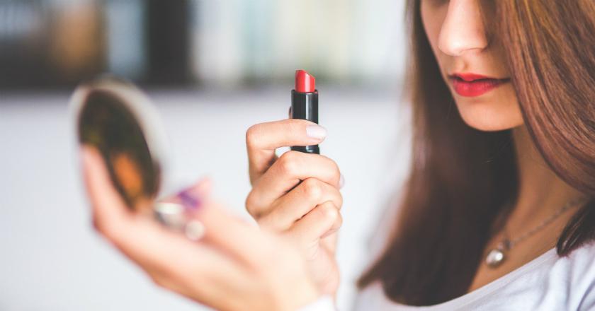 Meski Sepele, Jangan Pernah 'Melukis' Wajah dengan Menggunakan Lipstik