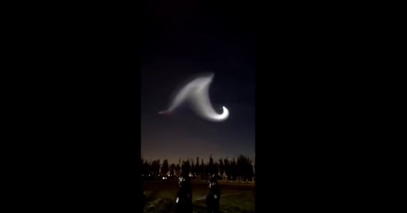 Ada Cahaya Misterius Terpampang di Langit China