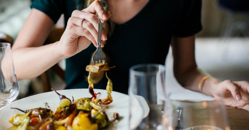 5 Kegiatan Ini Bisa Berakibat Fatal Jika Dilakukan Setelah Makan