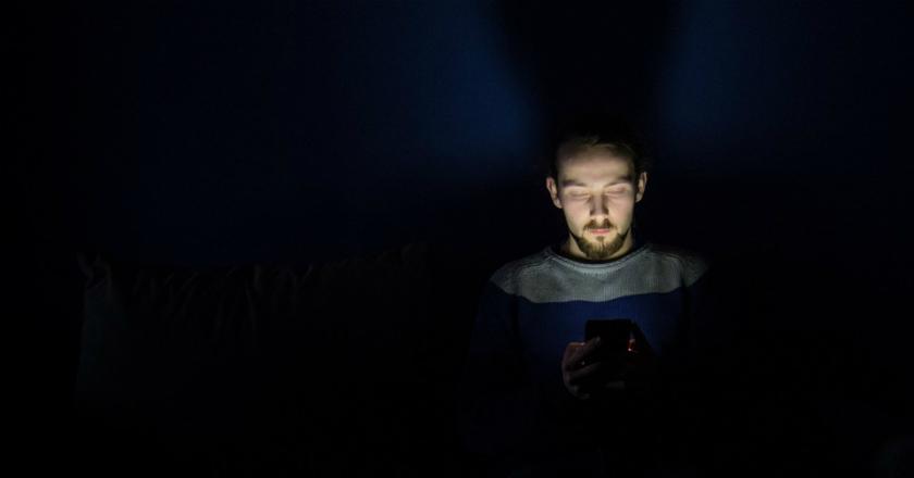 Ritual Main Ponsel Sebelum Tidur Ternyata Membahayakan