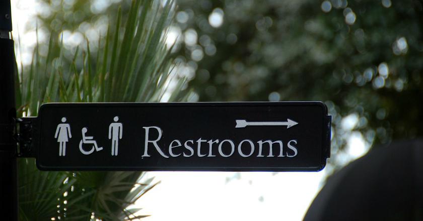 Ini Bahaya yang Mengancam saat Kamu Bawa Smartphone ke Toilet